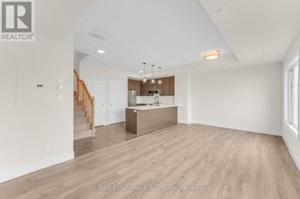 2420 Baronwood Dr in Oakville, ON - Building Photo - Building Photo