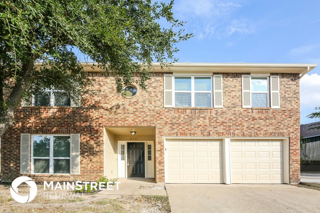 213 Vines Dr in Cedar Hill, TX - Building Photo