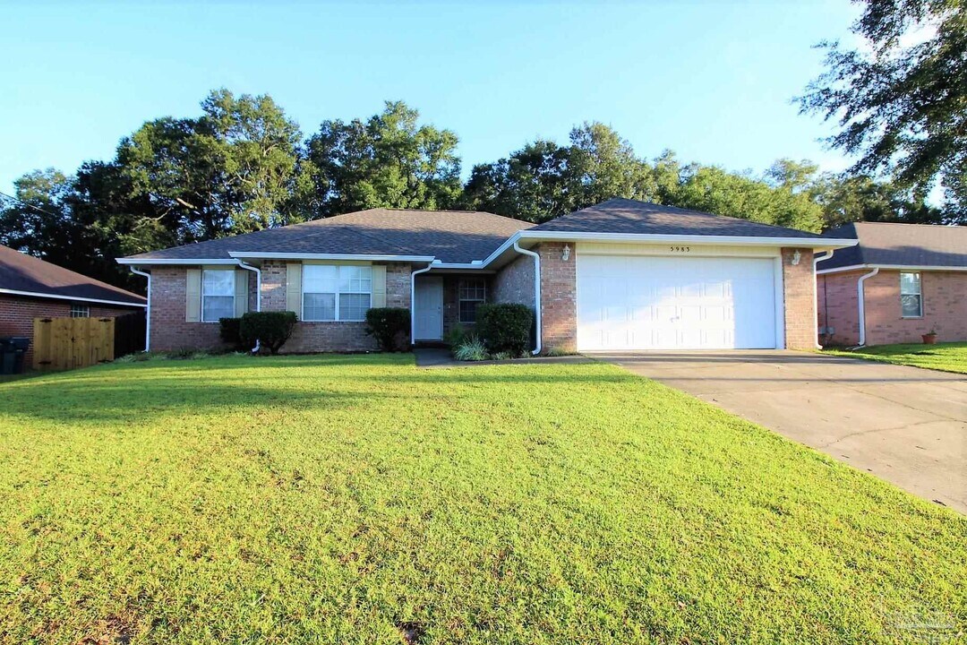 5983 Ashton Woods Cir in Milton, FL - Building Photo
