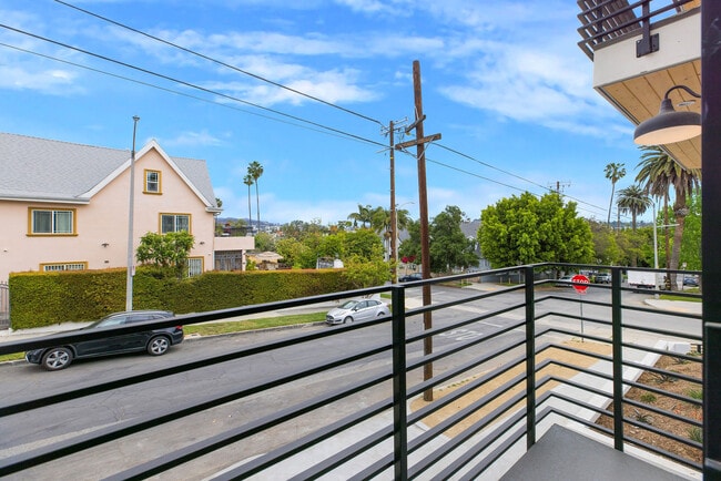571 N Mariposa Ave in Los Angeles, CA - Building Photo - Building Photo
