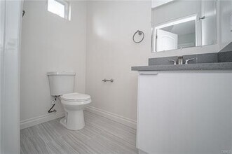 6926 Morella Ave in Los Angeles, CA - Building Photo - Building Photo