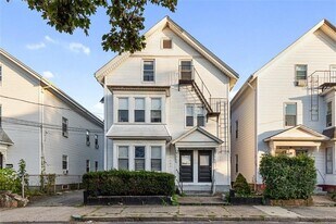 92 Centre St in Pawtucket, RI - Building Photo