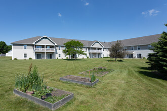 Clare Heights Senior Apartments in Milwaukee, WI - Foto de edificio - Building Photo