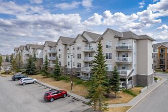 2000 Applevillage Crt SE in Calgary, AB - Building Photo - Building Photo