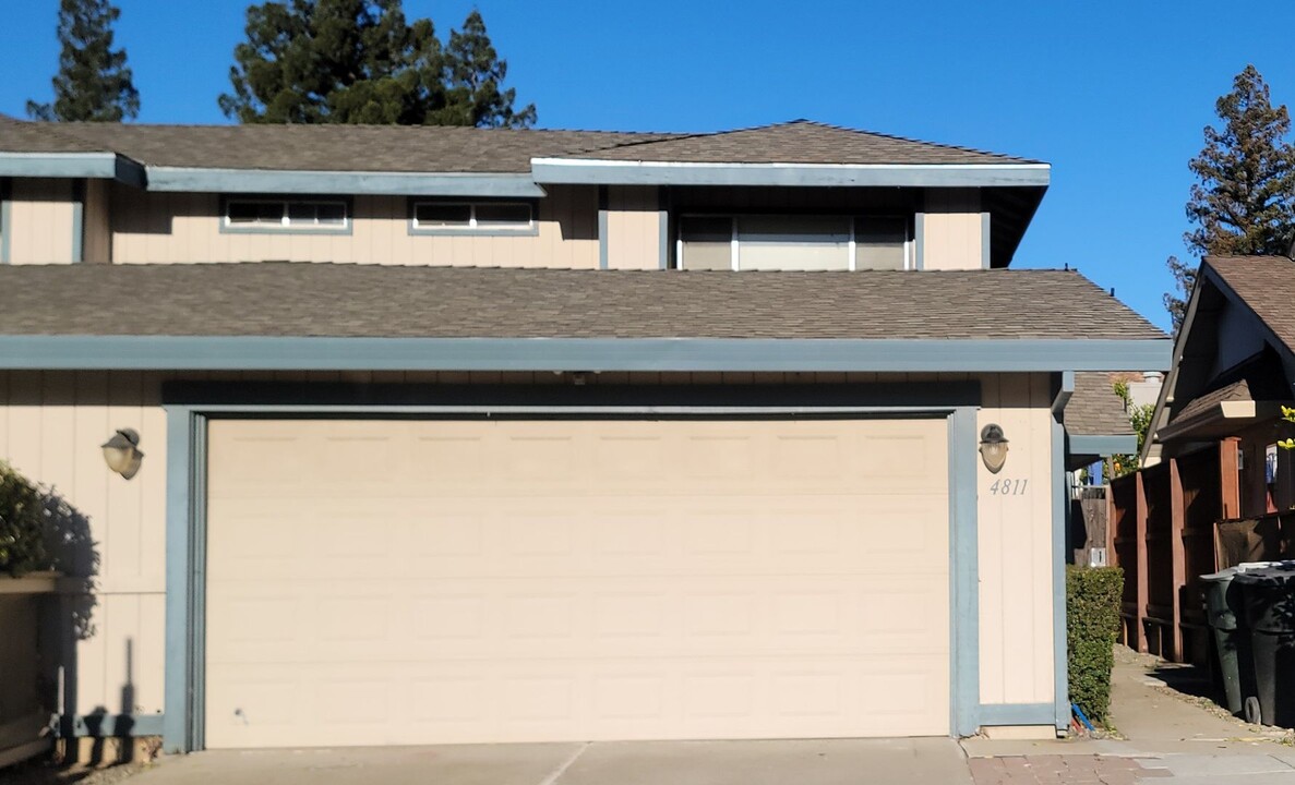 4811 McCloud Dr in Sacramento, CA - Building Photo