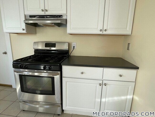 8 Bennett St, Unit 2 in Medford, MA - Foto de edificio - Building Photo