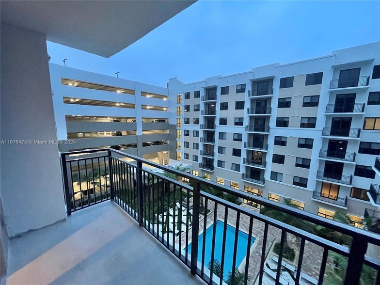 18412 Homestead Ave, Unit 517 in Miami, FL - Building Photo