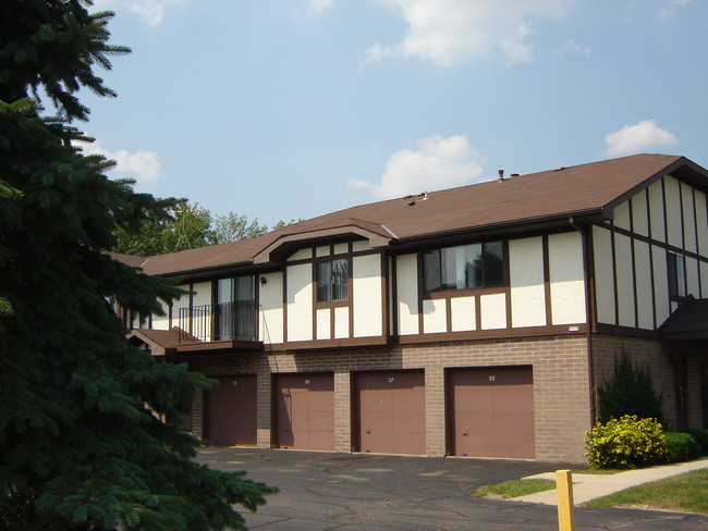 Pebble Place in Waukesha, WI - Foto de edificio - Building Photo