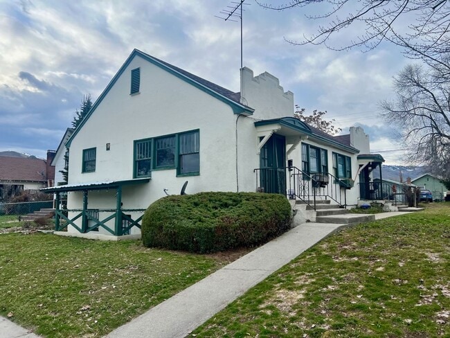 property at 614 S Yakima St