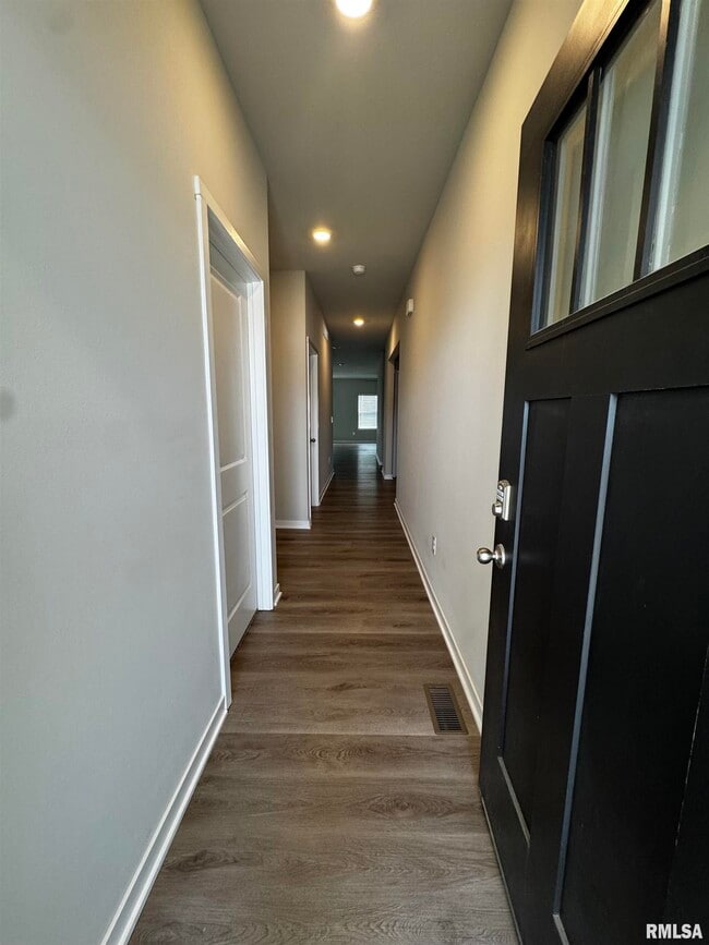 709 E Bear Dr in Tiffin, IA - Foto de edificio - Building Photo