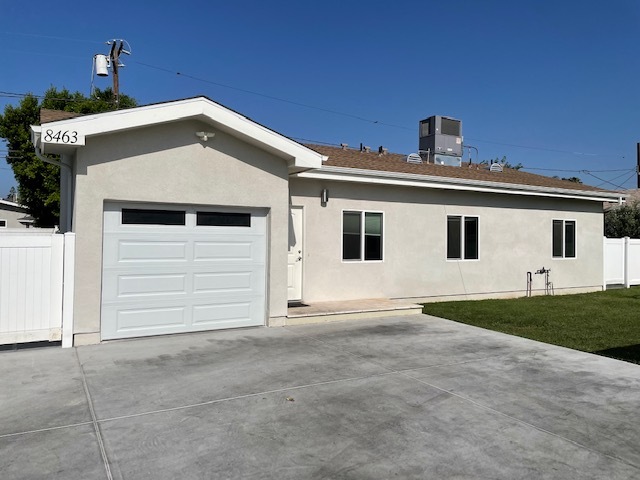 8463 Quartz Ave in Winnetka, CA - Building Photo