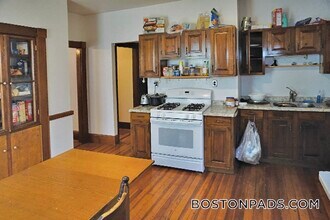 159 Brown St, Unit 1 in Waltham, MA - Building Photo - Building Photo