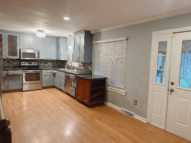 59415 Grand River Ave in New Hudson, MI - Foto de edificio - Building Photo