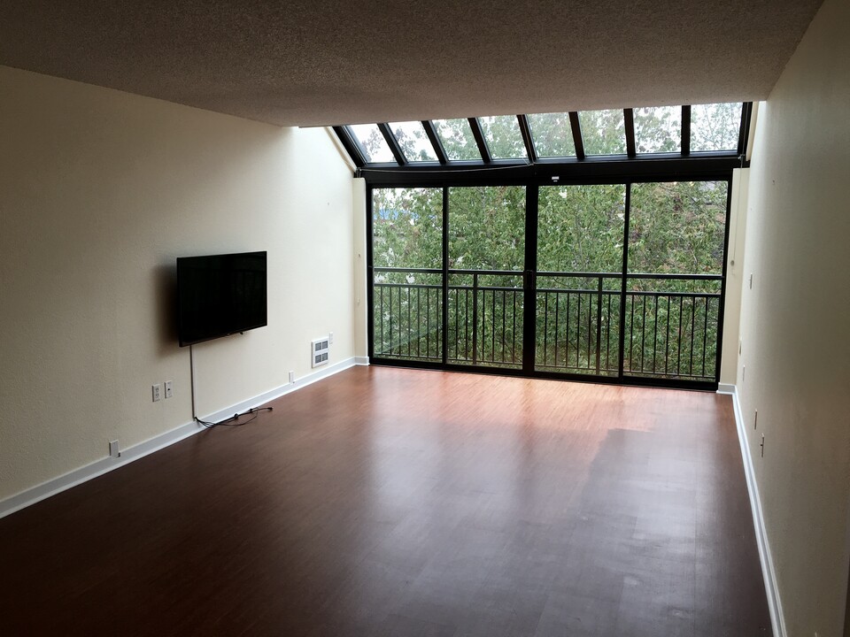 275 W Roy St, Unit Condo in Seattle, WA - Building Photo