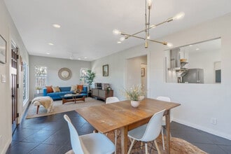 2324 S Highland Ave in Los Angeles, CA - Building Photo - Building Photo