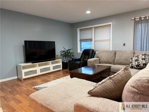 2905 N Oaks Blvd in North Brunswick, NJ - Building Photo - Building Photo