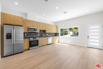 5127 Don Pio Dr in Los Angeles, CA - Building Photo - Building Photo