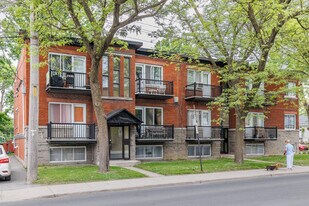325 Sauvé Rue O in Montréal, QC - Building Photo
