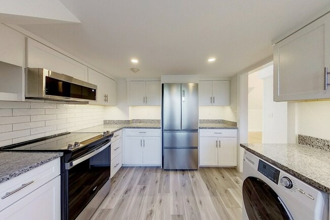89 Harrison Ave, Unit C in Newport, RI - Building Photo - Building Photo