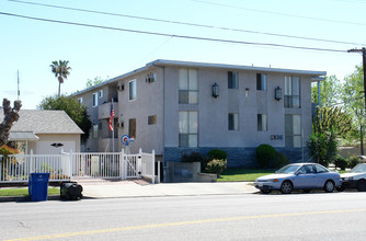 6836 Woodman Ave in Van Nuys, CA - Building Photo - Building Photo