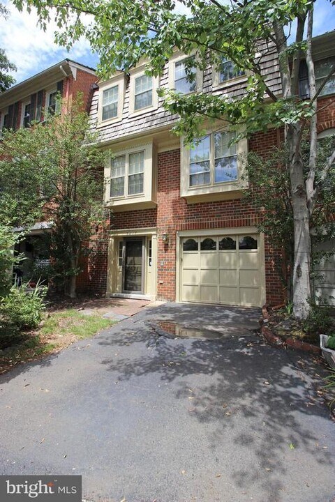 5117 Bellemeade Ln in Alexandria, VA - Building Photo
