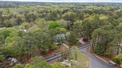802 N Poplar St in Aberdeen, NC - Foto de edificio - Building Photo