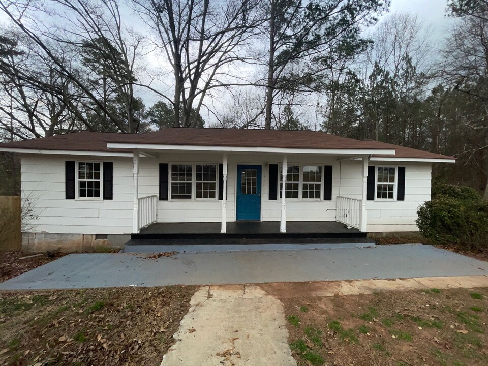 141 Brown School Dr in Grantville, GA - Building Photo