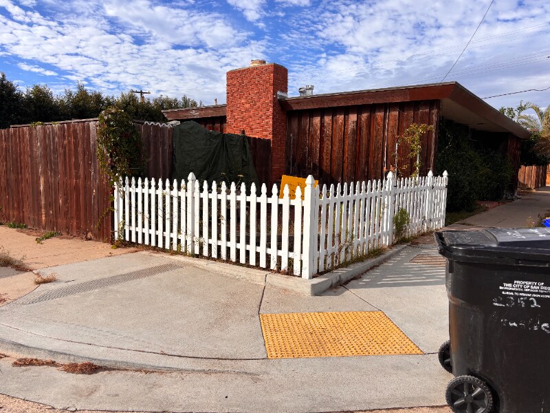 2352 Seaside St in San Diego, CA - Building Photo