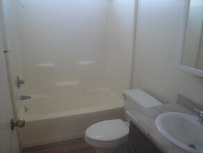 137 E McElhaney Ave in Santa Maria, CA - Building Photo - Building Photo
