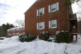 Colonial Apartments in Abington, MA - Foto de edificio - Building Photo