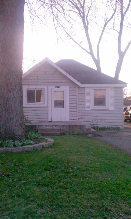1612 Goldenrod Terrace in Round Lake Beach, IL - Foto de edificio
