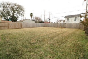 5506 Ave Q 1/2 in Galveston, TX - Building Photo