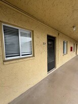 3719 Lake Bayshore Dr in Bradenton, FL - Building Photo