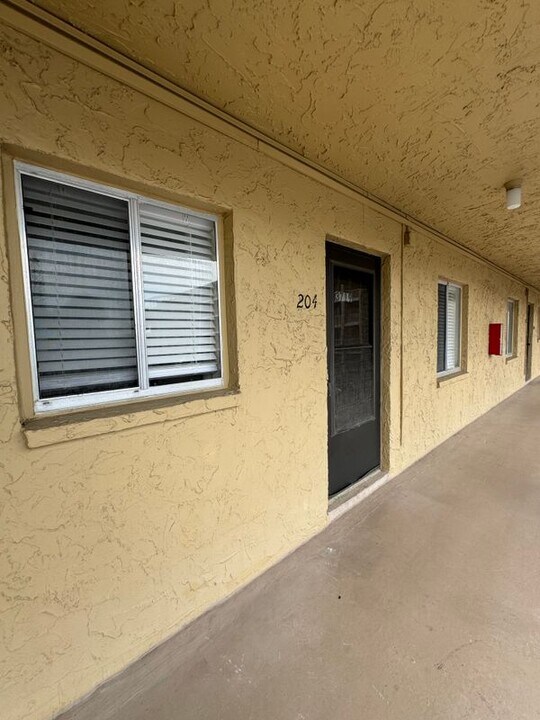 3719 Lake Bayshore Dr in Bradenton, FL - Building Photo