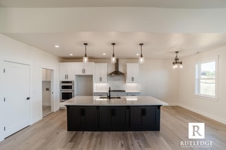 3282 Sky Wy in Medford, OR - Building Photo - Building Photo