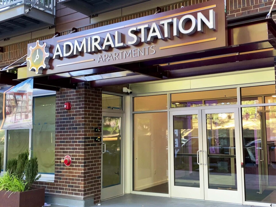 Admiral Station Apartments in Seattle, WA - Foto de edificio