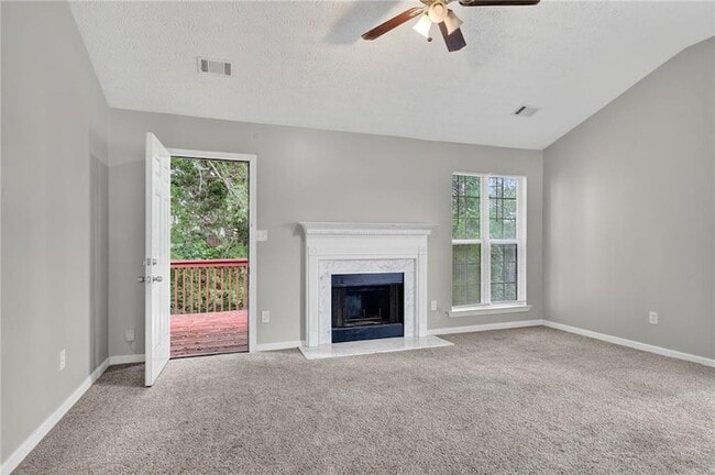 5470 Twin Lakes Dr in College Park, GA - Foto de edificio - Building Photo