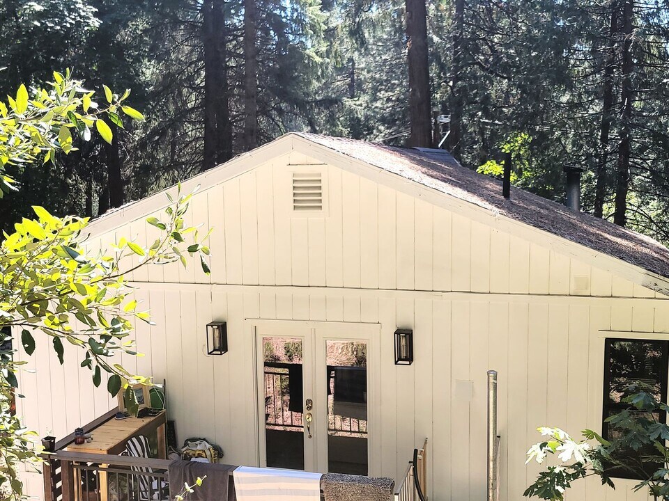 13035 Sadie D Dr in Nevada City, CA - Building Photo
