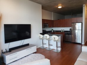 235 W Van Buren St, Unit 1320 in Chicago, IL - Foto de edificio - Building Photo