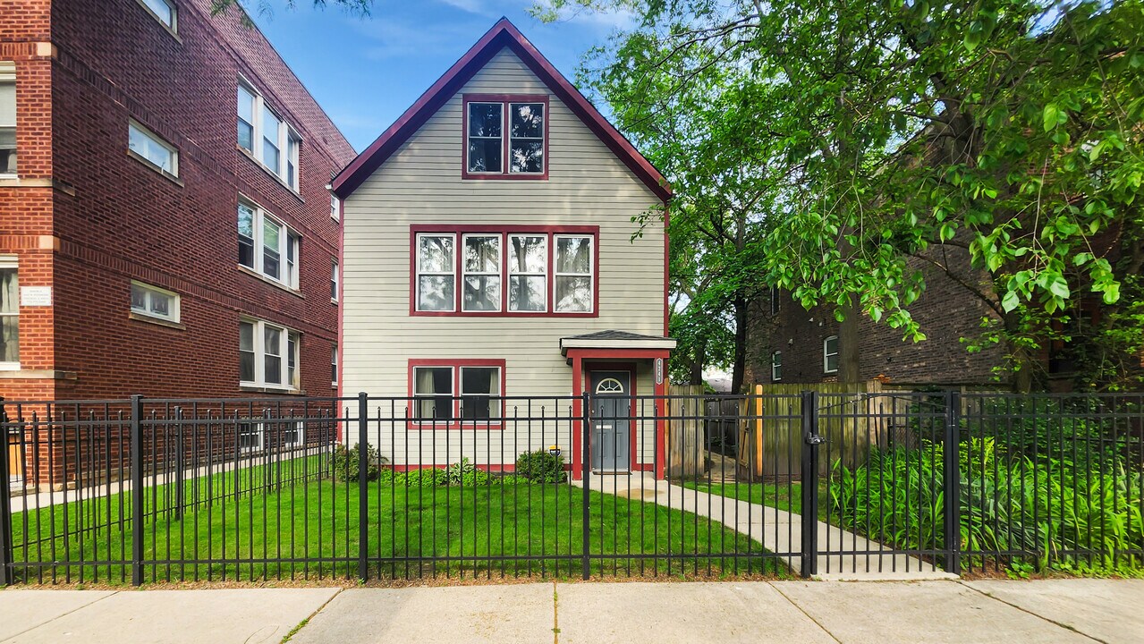 4241 N Richmond St in Chicago, IL - Building Photo