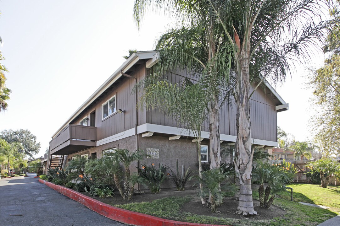 1915 E Grand Ave in Escondido, CA - Foto de edificio