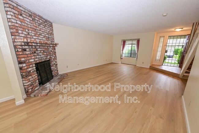 4718 E Alamos Ave in Fresno, CA - Foto de edificio - Building Photo