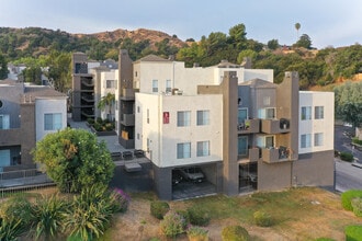 Canyon Crest in Santa Clarita, CA - Building Photo - Building Photo