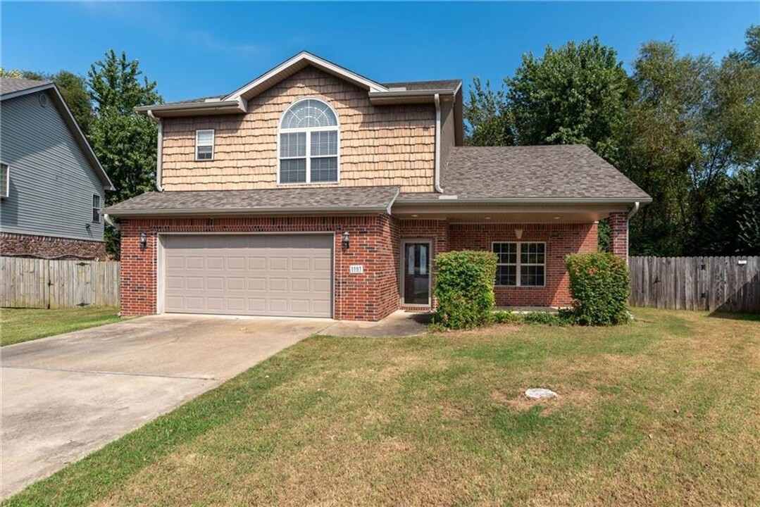 1103 SE Phoenix St in Bentonville, AR - Building Photo