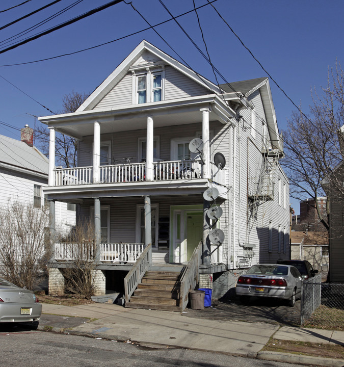 209 Redmond St in New Brunswick, NJ - Building Photo