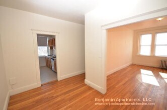 1860 Commonwealth Ave, Unit 35 in Boston, MA - Building Photo - Building Photo