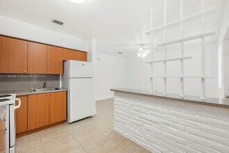 5740 NW 38th St-Unit -E in Virginia Gardens, FL - Building Photo - Building Photo