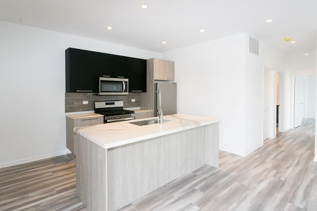 2535 W Fullerton Ave in Chicago, IL - Building Photo - Building Photo