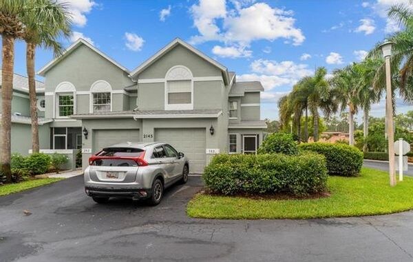 2145 Tama Cir in Naples, FL - Building Photo