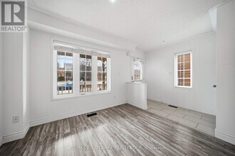 2502 Postmaster Dr in Oakville, ON - Building Photo - Building Photo